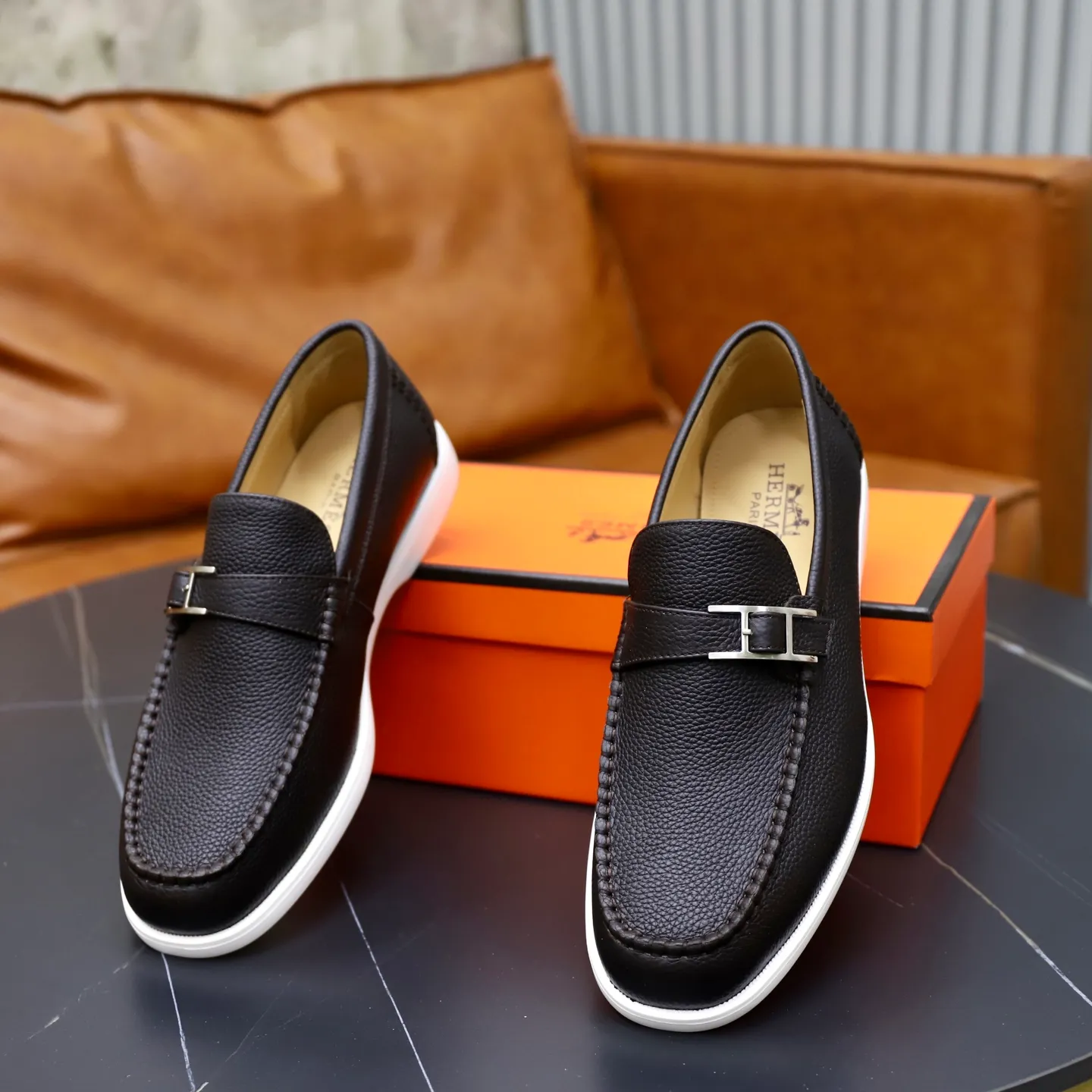 Ex-factory price: 560💰Hermès/Hermès slip-on men's shoes. This shoe is made of imported pebbled cowhide. It has simple and smooth lines and is combined with aerodynamically designed 3CM rubber foam ultra-light soles! Youthful and fashionable, classic H-shaped hardware buckle decoration, calf lining gently wraps the feet, with logo cowhide feet, casual and urban style, highlighting youthful vitality, sports and leisure version, super versatile, code number: 38-39-40-41-42-43-44 standard leather shoe size (45 can be customized but does not support returns)